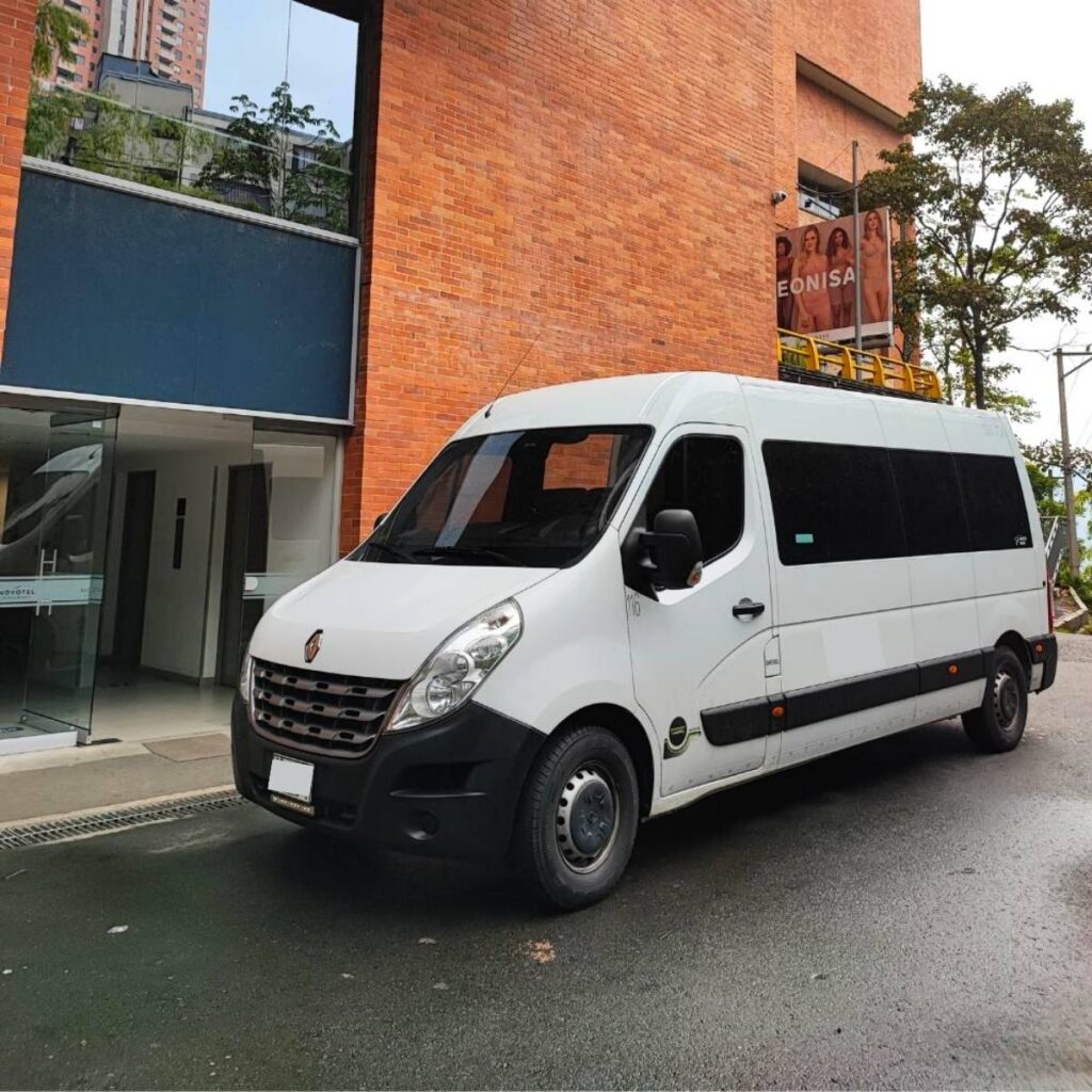 Alquiler de bus de buseta Transporte Guatapé transporte aeropuerto Transporte para eventos y ferias Transporte para bodas Servicio especial de transporte